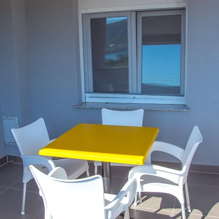 아파트 Franci Pag With Heating And Open Year