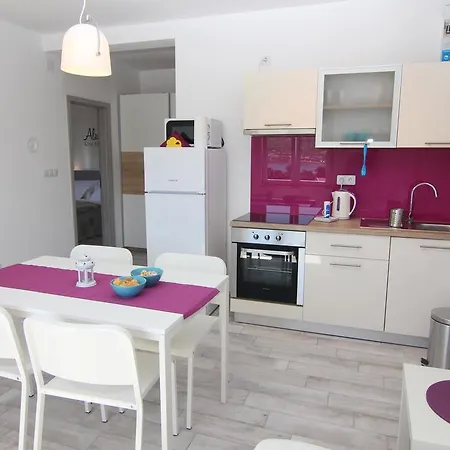 Franci Pag With Heating And Open Year 파그